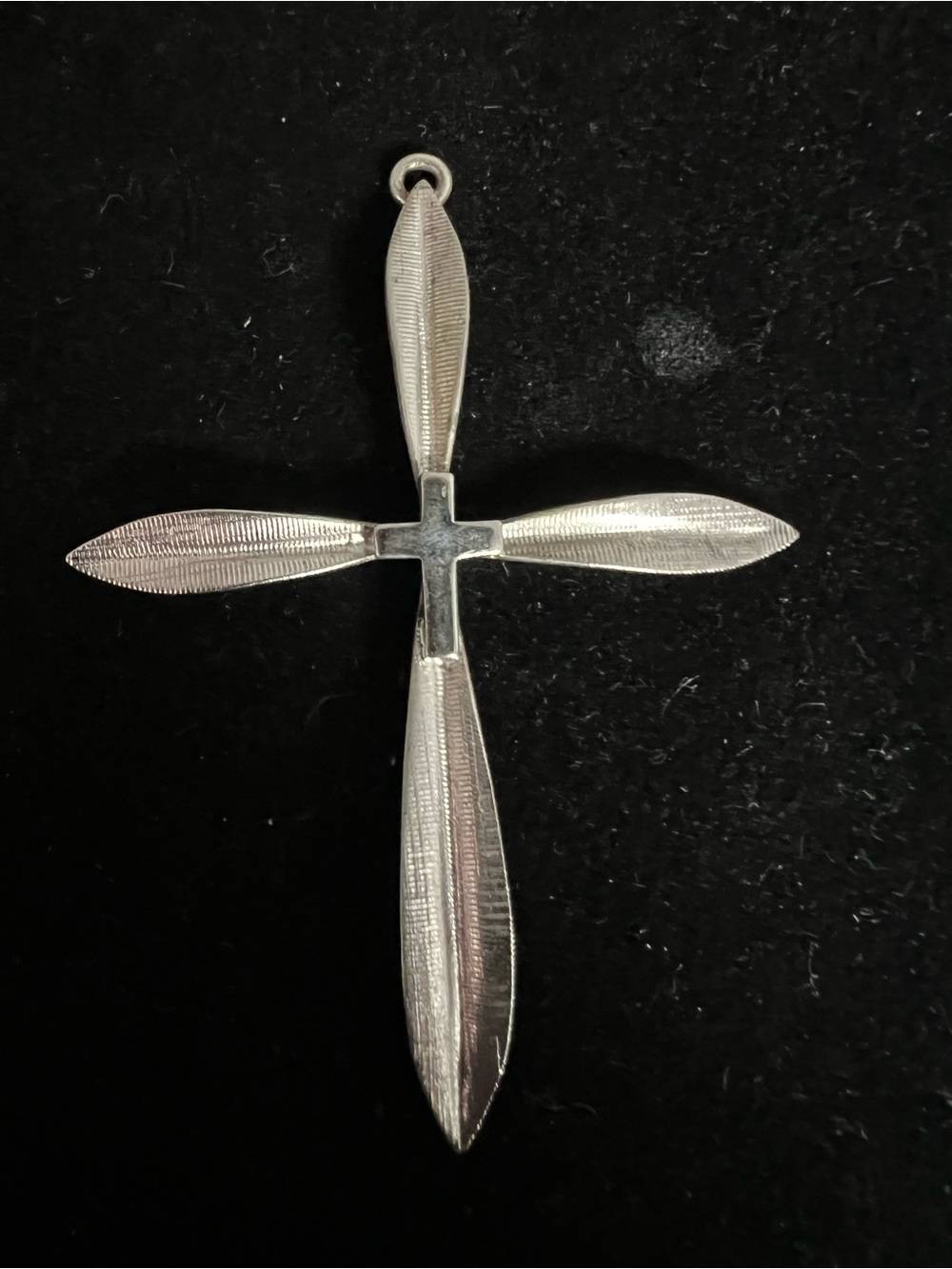 925 STERLING SILVER CROSS PENDANT. TEXTURED